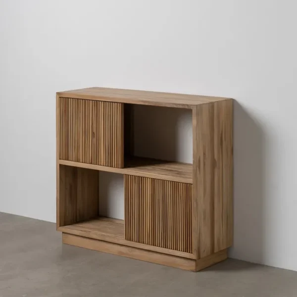 Estantería vertical en madera de teca natural con diseño de lamas y acabado artesanal. Parte de la colección con puertas correderas de Artisa.