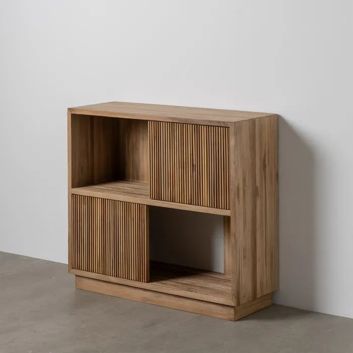 Estantería vertical en madera de teca natural con diseño de lamas y acabado artesanal. Parte de la colección con puertas correderas de Artisa.