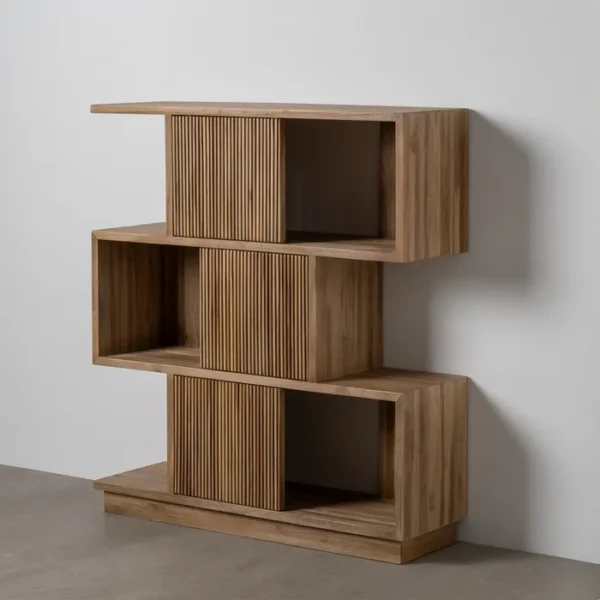 Estantería vertical en madera de teca natural con diseño de lamas y acabado artesanal. Parte de la colección con puertas correderas de Artisa.