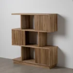 Estantería vertical en madera de teca natural con diseño de lamas y acabado artesanal. Parte de la colección con puertas correderas de Artisa.