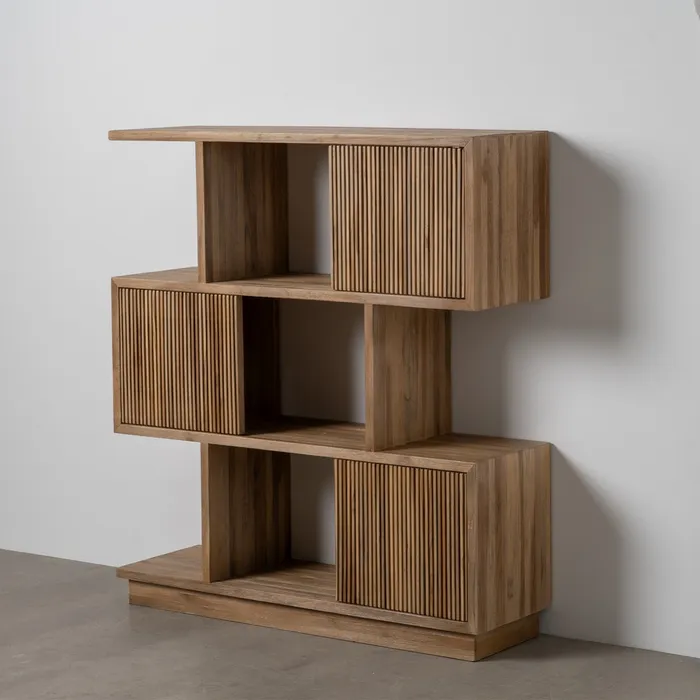 Estantería vertical en madera de teca natural con diseño de lamas y acabado artesanal. Parte de la colección con puertas correderas de Artisa.