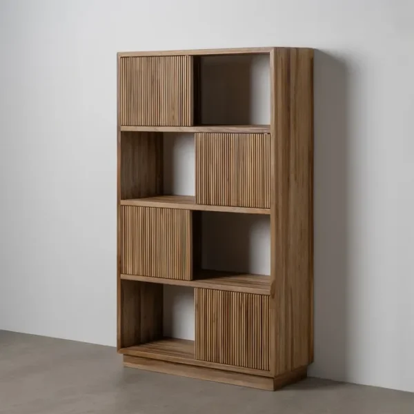 Estantería vertical en madera de teca natural con diseño de lamas y acabado artesanal. Parte de la colección con puertas correderas de Artisa.