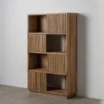 Estantería vertical en madera de teca natural con diseño de lamas y acabado artesanal. Parte de la colección con puertas correderas de Artisa.