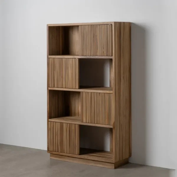 Estantería vertical en madera de teca natural con diseño de lamas y acabado artesanal. Parte de la colección con puertas correderas de Artisa.