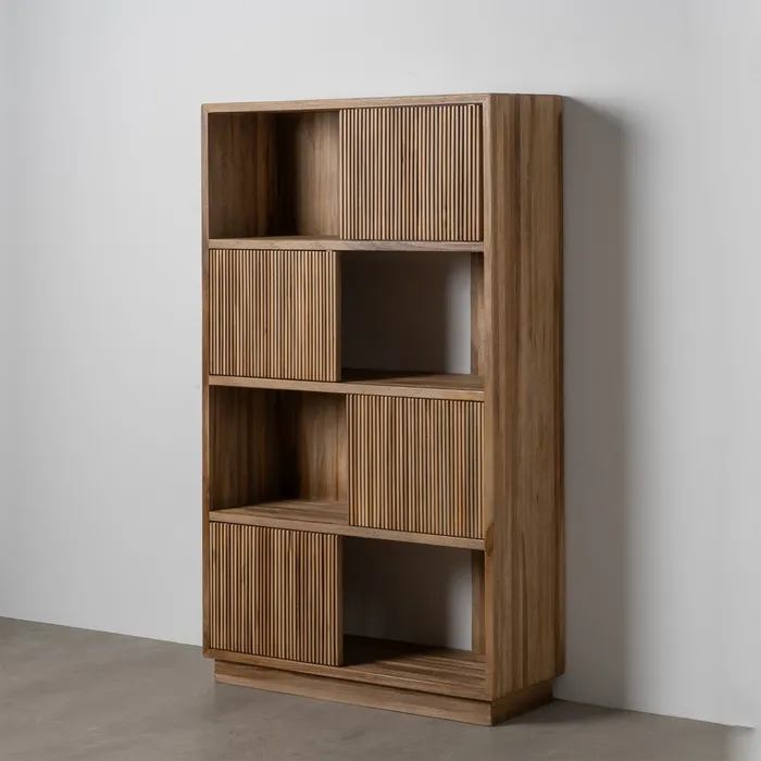 Estantería vertical en madera de teca natural con diseño de lamas y acabado artesanal. Parte de la colección con puertas correderas de Artisa.
