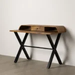 Mesa de escritorio de madera natural con patas metálicas negras, estilo industrial moderno, disponible en Artisa.