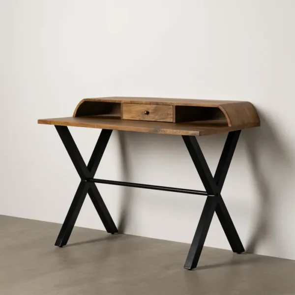 Mesa de escritorio de madera natural con patas metálicas negras, estilo industrial moderno, disponible en Artisa.