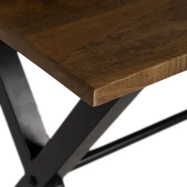 Mesa de escritorio de madera natural con patas metálicas negras, estilo industrial moderno, disponible en Artisa.