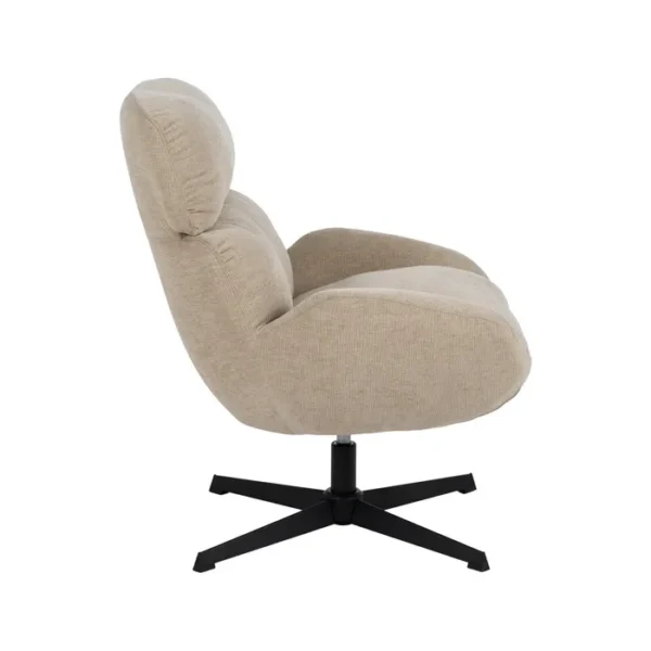 Sillón giratorio tapizado en beige con base metálica cónica, estilo contemporáneo y cómodo, disponible en Artisa.