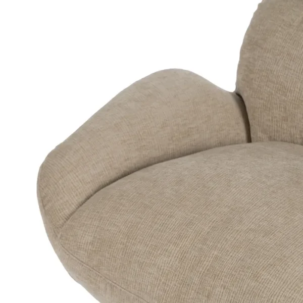 Sillón giratorio tapizado en beige con base metálica cónica, estilo contemporáneo y cómodo, disponible en Artisa.