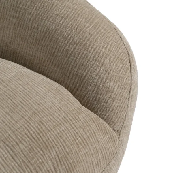 Sillón giratorio tapizado en beige con base metálica cónica, estilo contemporáneo y cómodo, disponible en Artisa.