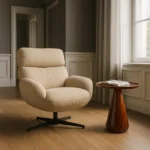 Sillón giratorio tapizado en beige con base metálica cónica, estilo contemporáneo y cómodo, disponible en Artisa.