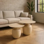Set de mesa de centro de Artisa con diseño elegante, estructura de metal y acabado en piedra natural.