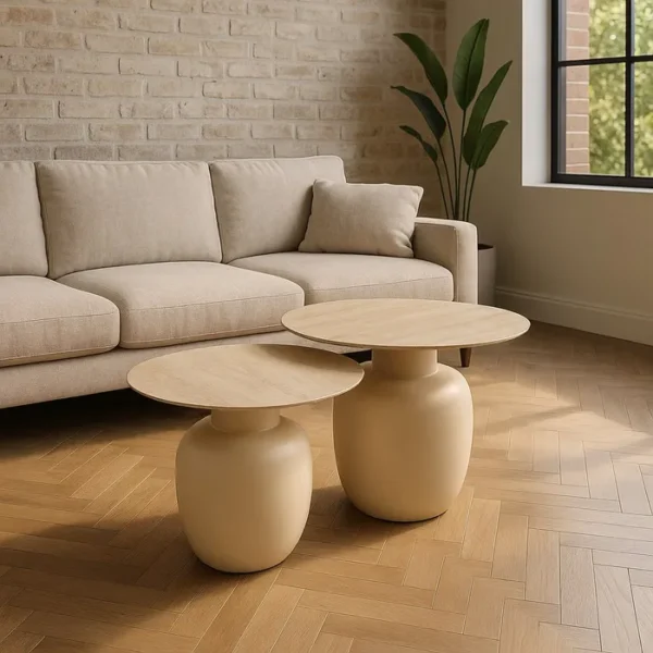 Set de mesa de centro de Artisa con diseño elegante, estructura de metal y acabado en piedra natural.