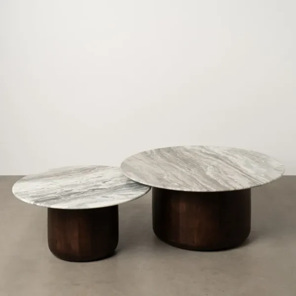 Set de mesa de centro de Artisa con diseño elegante, estructura de metal y acabado en piedra natural.