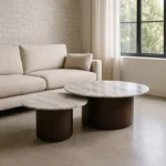 Set de mesa de centro de Artisa con diseño elegante, estructura de metal y acabado en piedra natural.