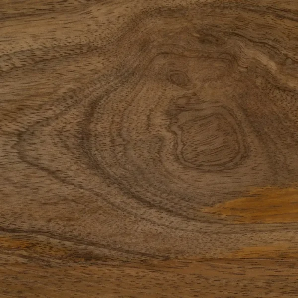Mesa auxiliar de madera natural con diseño geométrico y acabado artesanal, disponible en Artisa