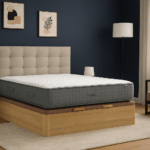 Colchón Flex Nimbus sobre base abatible de madera en habitación con pared azul marino y cabecero capitoné beige.