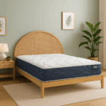Colchón Flex Palani sobre cama de madera con cabecero de ratán en habitación con pared verde y plantas.