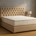 Colchón Flex Infinity Multi sobre cama beige, cabecero capitoné y pared efecto granito