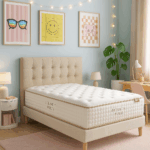 Colchón Flex Infinity Multi sobre cama beige en habitación juvenil con pared celeste y repisa de libros