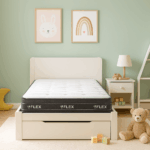 Colchón Flex Nube Visco Junior A sobre cama blanca en habitación infantil con pared verde menta y repisa triangular