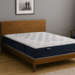 Colchón Flex Halia sobre cama de madera en habitación gris con cuadro blanco y negro