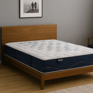 Colchón Flex Halia sobre cama de madera en habitación gris con cuadro blanco y negro