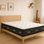 Colchón Flex Nube Airvex sobre cama de madera clara en un cuarto juvenil minimalista, con luz natural, mesita y guitarra de fondo