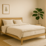 Colchón de látex Talalay sobre cama de madera clara en dormitorio beige con planta verde, lámpara de cerámica y cuadro botánico