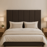 Dormitorio con cama y cabecero Flex Deco marrón con paneles verticales y decoración minimalista