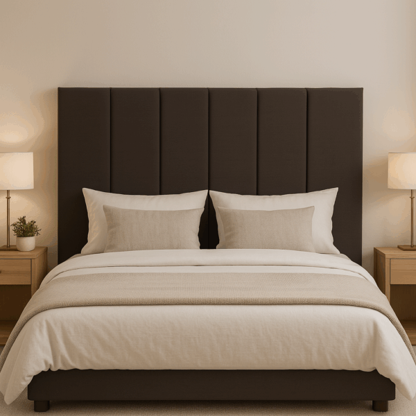 Dormitorio con cama y cabecero Flex Deco marrón con paneles verticales y decoración minimalista