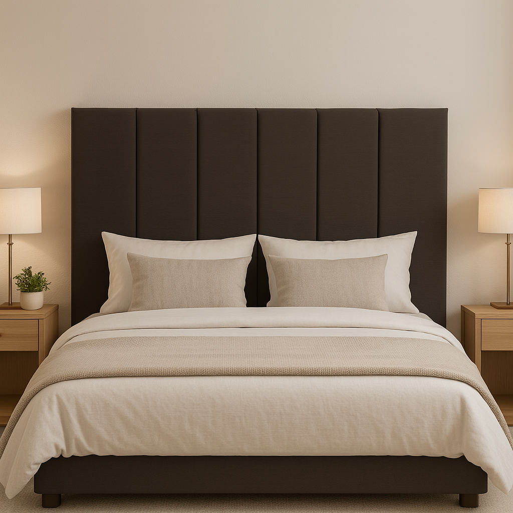Dormitorio con cama y cabecero Flex Deco marrón con paneles verticales y decoración minimalista