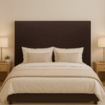 Dormitorio con cama y cabecero Flex Lisa marrón con diseño liso y decoración en tonos neutros