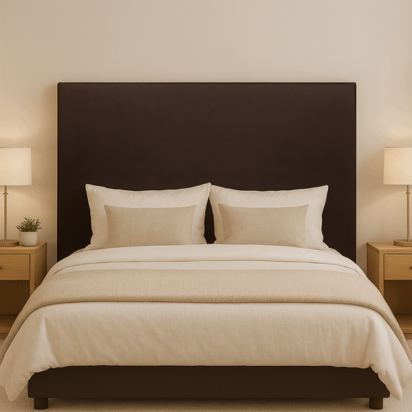 Dormitorio con cama y cabecero Flex Lisa marrón con diseño liso y decoración en tonos neutros