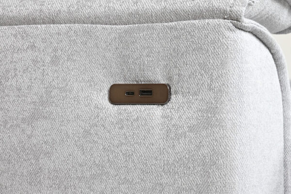 Sofá de 3 plazas en gris claro con chaiselongue, función cama y respaldo convertible en portavasos, disponible en Artisa.