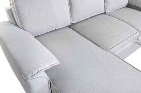 Sofá de 3 plazas en gris claro con chaiselongue, función cama y respaldo convertible en portavasos, disponible en Artisa.