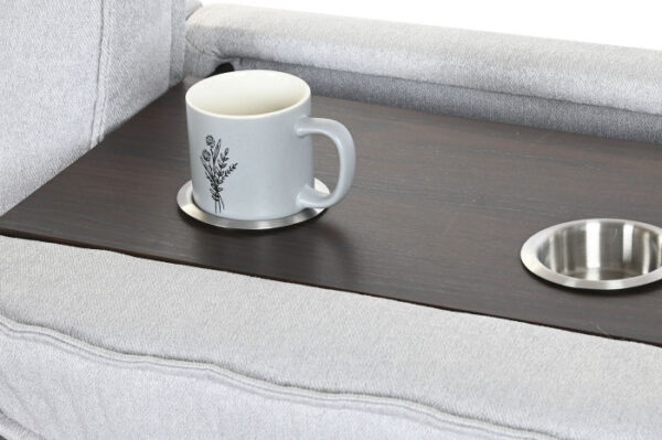 Sofá de 3 plazas en gris claro con chaiselongue, función cama y respaldo convertible en portavasos, disponible en Artisa.