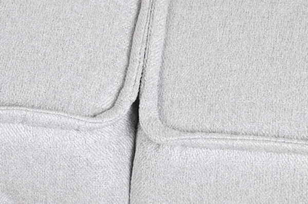 Sofá de 3 plazas en gris claro con chaiselongue, función cama y respaldo convertible en portavasos, disponible en Artisa.