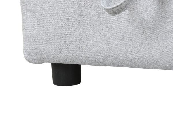 Sofá de 3 plazas en gris claro con chaiselongue, función cama y respaldo convertible en portavasos, disponible en Artisa.