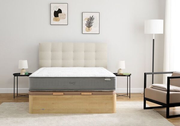 Colchón Flex Garbi sobre canapé de madera y cabecero capitoné en habitación minimalista