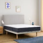Somier Flex Tapiflex tapizado gris claro con colchón Habana, cabecero gris, mesita de madera y lámparas blancas en un dormitorio luminoso