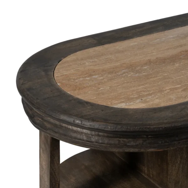 Isla de cocina de madera oscura con encimera de piedra natural, estantes laterales y vitrina central, estilo rústico disponible en Artisa.