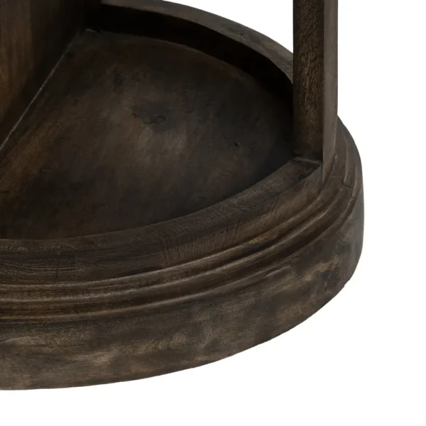 Isla de cocina de madera oscura con encimera de piedra natural, estantes laterales y vitrina central, estilo rústico disponible en Artisa.