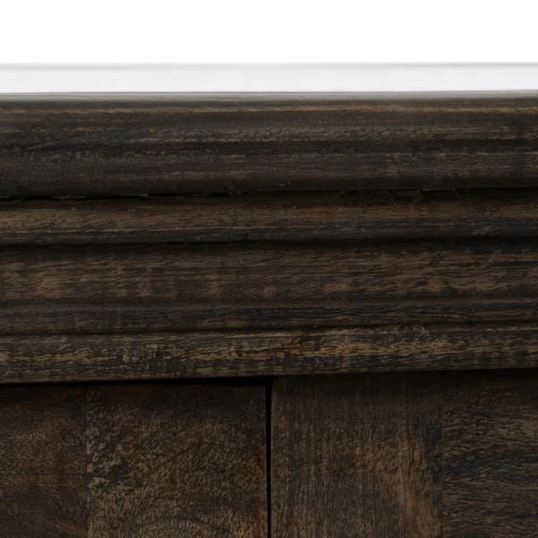 Isla de cocina de madera oscura con encimera de piedra natural, estantes laterales y vitrina central, estilo rústico disponible en Artisa.