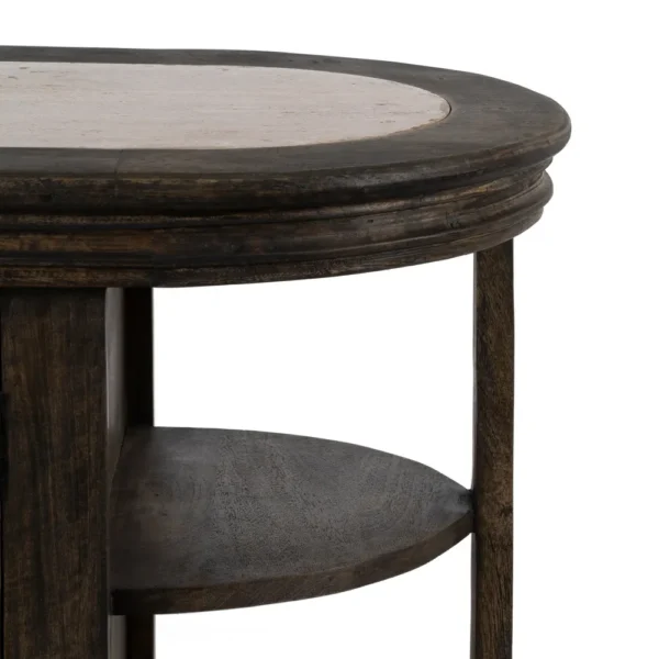 Isla de cocina de madera oscura con encimera de piedra natural, estantes laterales y vitrina central, estilo rústico disponible en Artisa.