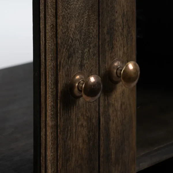 Isla de cocina de madera oscura con encimera de piedra natural, estantes laterales y vitrina central, estilo rústico disponible en Artisa.