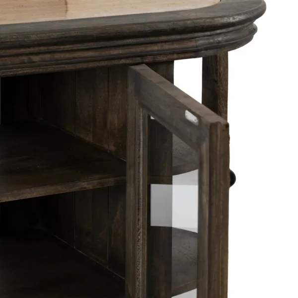 Isla de cocina de madera oscura con encimera de piedra natural, estantes laterales y vitrina central, estilo rústico disponible en Artisa.