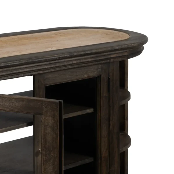 Isla de cocina de madera oscura con encimera de piedra natural, estantes laterales y vitrina central, estilo rústico disponible en Artisa.