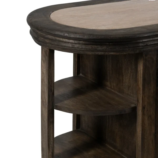 Isla de cocina de madera oscura con encimera de piedra natural, estantes laterales y vitrina central, estilo rústico disponible en Artisa.